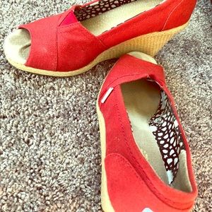 TOMS women’s red wedges